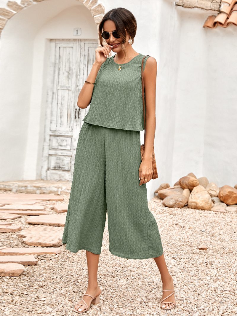 Effortless Style: Solid Color Sleeveless Jumpsuit